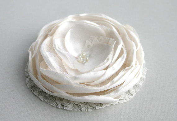 Mariage - Ivory Lace Flower Hair Clip, Wedding Hair Accessories, Off White Bridal Hair Flower, Silk Flower Bridal Veil, Flower Hair Piece, Fascinator