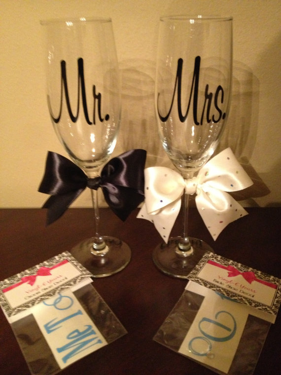 Mariage - Mr. and Mrs. Wedding Champagne Flutes with "I Do" and "Me Too" Shoe Decals for Bride and Groom