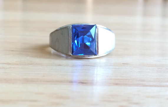 زفاف - Vintage Art Deco 10kt White Gold Synthetic Blue Sapphire Glass Stone Ring - Size 8 Sizeable Alternative Engagement / Wedding Jewelry