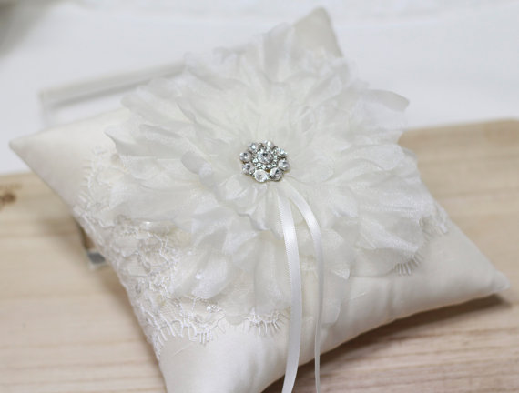 Свадьба - Wedding ring pillow - Wedding ring bearer pillow, ivory ring pillow, lace ring pillow