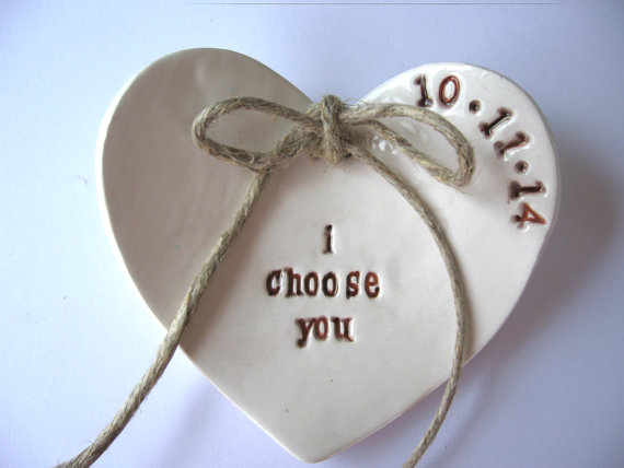 زفاف - I Choose You Heart  Shape Ring Dish With Date and Two Holes Made to Order