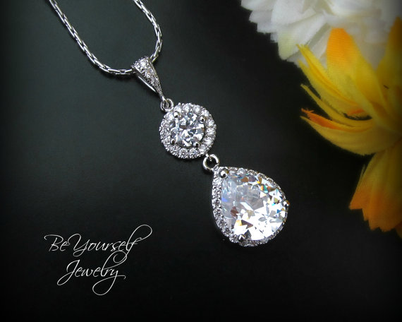 Mariage - Bridal Necklace Cubic Zirconia Teardrop Pendant Sparkly White Crystal Necklace Fancy Vintage Bridesmaid Gift Wedding Jewelry Diamond Sparkle
