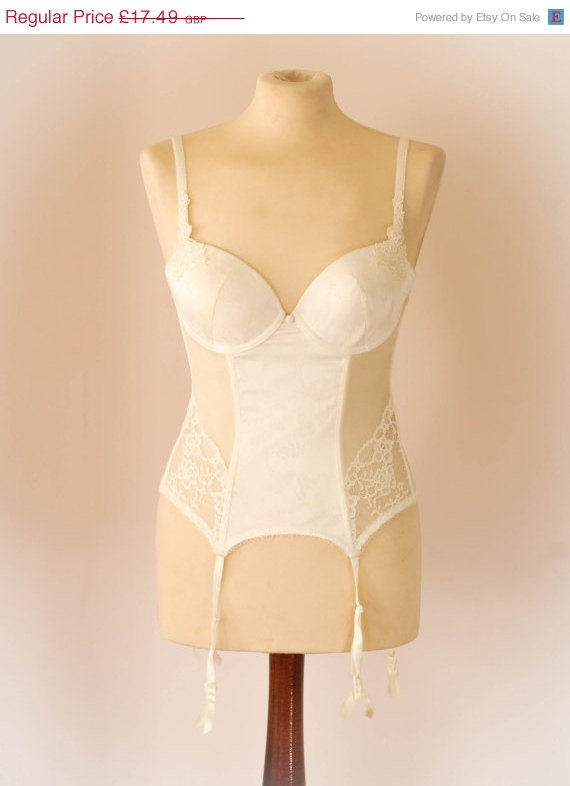 Mariage - Vintage Cream Satin Lace Suspender Corset. U.K Bra Size 28/30 B/C Cup.