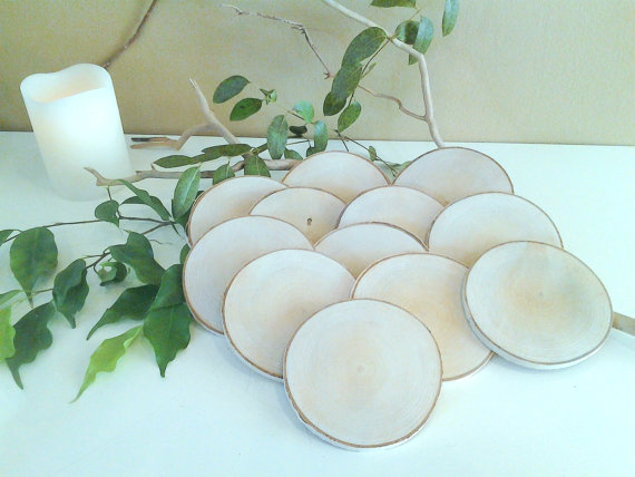 Hochzeit - 25  Large 4" Natural White birch tree slices -  Rustic wedding decor - DIY projects- Save the date  - Birch logs - Wood tree slices
