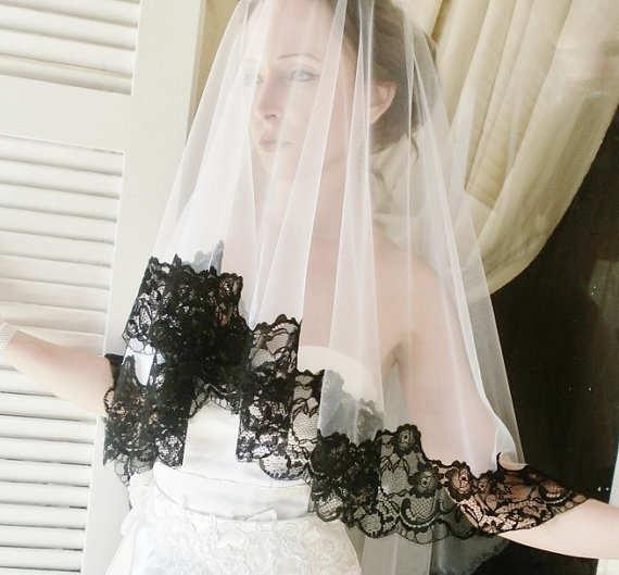 زفاف - FAERIE black and White wedding veil with Beautiful French lace edges white mantilla veil white lace veil white tulle veil