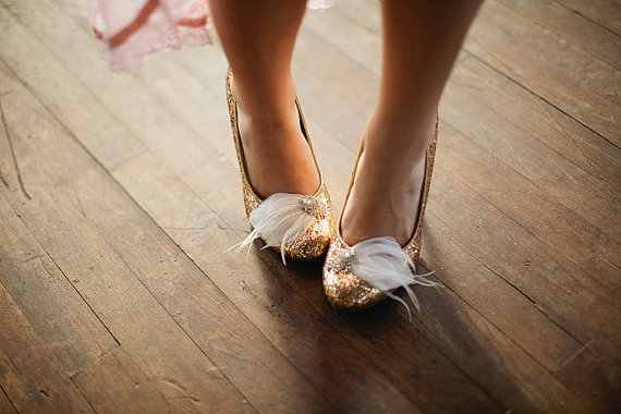 زفاف - Feather and Rhinestone bridal feather shoe clips YOU CHOOSE the COLOR