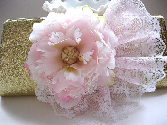 زفاف - Metallic gold vintage clutch, Evening bag, pink flowers, white and pink lace, for bride, wedding, prom, party