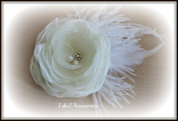 Свадьба - Bridal Flower Hair Clip with Rhinestone and Ostrich Plumes Bridal Fascinator Ivory Floral Fascinator Bridal Hair Accessories Wedding Clip