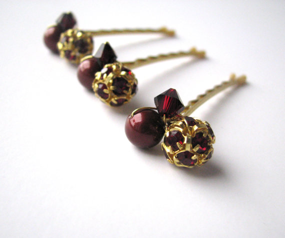 Свадьба - Hair Pins Garnet Red Crystal and Pearl Holiday Fashion Accessories, Cranberry Red, Oxblood Bobby Pins, Rhinestone Cluster
