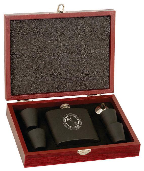 Свадьба - 4 Custom Wood Box Engraved Flask Set In Black- Personalized Flask - Personalized Birthday Flask - Custom Bridesmaid Gift - Groomsmen Gift