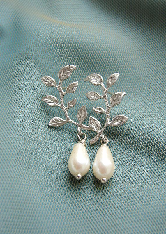 زفاف - Silver sprig drop earrings, Bridesmaid jewelry, silver laurel branch leaf pearl dangle, bridal earrings