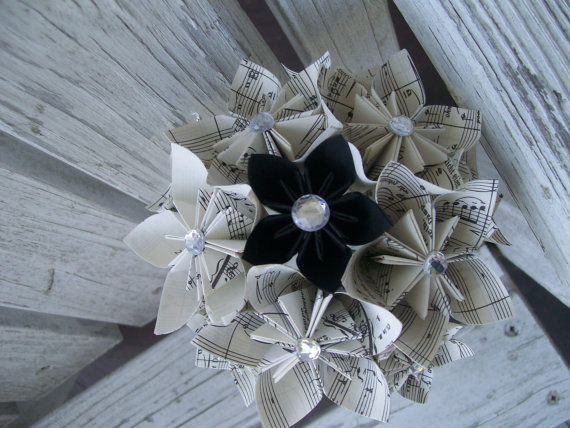 زفاف - Sheet Music Paper Flower Bouquet - Origami Kusudama - Black and White