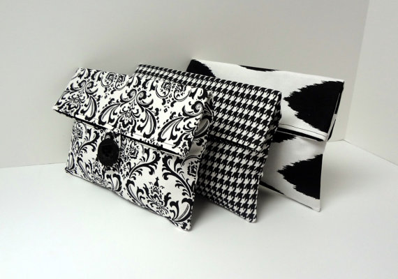 Свадьба - READY TO SHIP Black and White Bridesmaid Clutch Set of 3 Black and White Wedding Makeup Bag Set