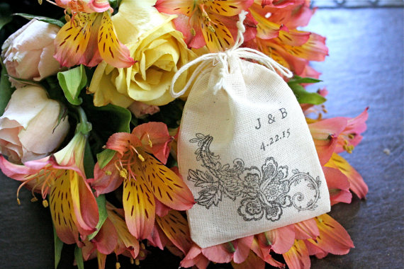 زفاف - Personalized wedding ring bag.  Ring pillow alternative, ring warming, ring bearer accessory.  Black floral lace with initials and date.