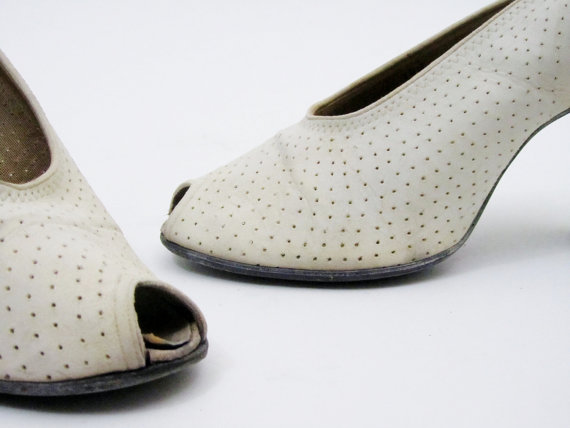 Mariage - Vintage 1930s 1940s Wedding Shoes  / Vintage Peep Toe Heels / Size 4 4.5 5