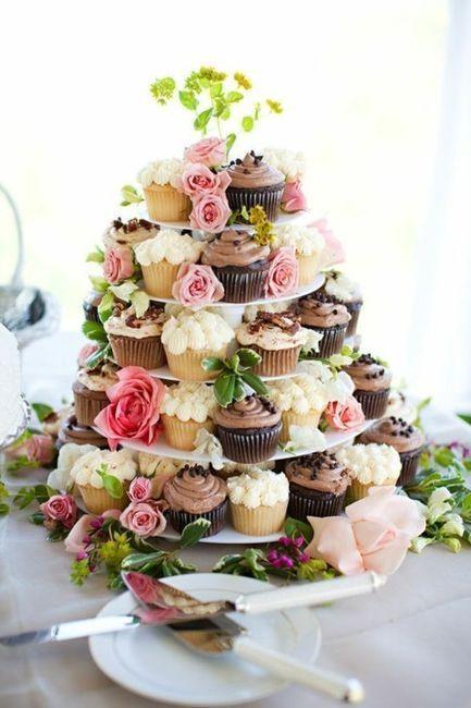 Hochzeit - This Cake Tower Looks So Different With Flowers.