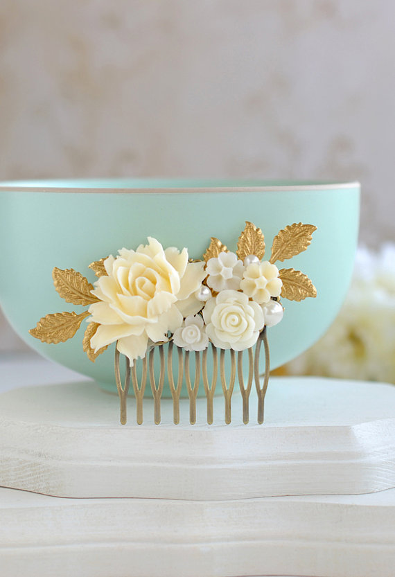 Hochzeit - Ivory Rose Flowers Gold Leaf Hair Comb, Wedding Hair Accessory, Bridal Hair Comb, Vintage Wedding, Garden Wedding