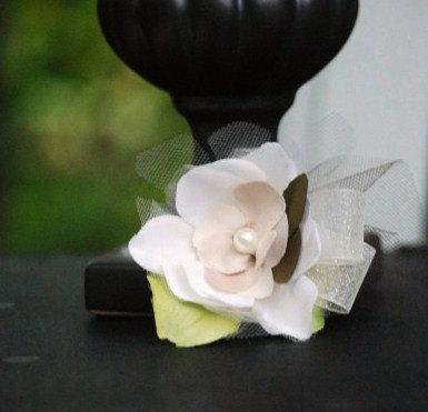 Свадьба - Flower Hair Clip / Mini Comb. Vintage Style Wedding. Ivory Pearls & Champagne Tan Fern Olive Green Brown, Dainty Elegant Bride Bridal Girl