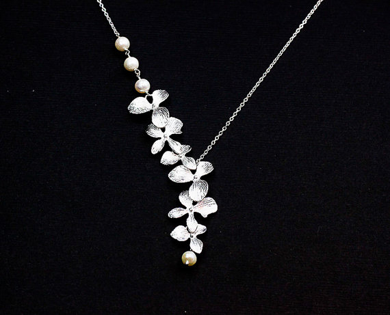 زفاف - Orchid Flowers Necklace. genuine Freshwater Pearl silver Necklace. Wedding Jewelry, Lariat Style Necklace.
