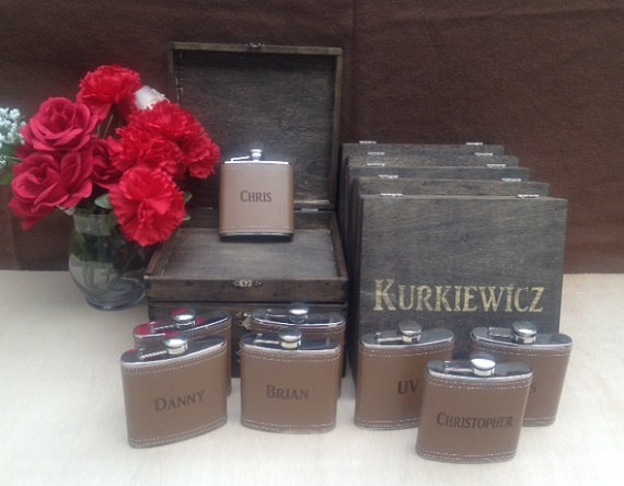زفاف - Groomsmen Gift Set of 12 Cigar Box/Flask Set - Laser Engraved Name - FREE SHIPPING - Stained and Personalized - Brown Leather Flask