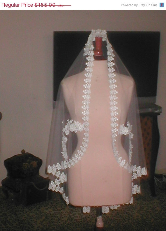 Mariage - VEIL SALE Vintage wrist-length Lace Mantilla Bridal Veil