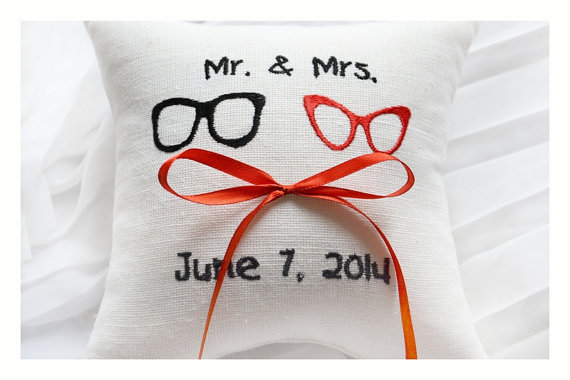 زفاف - Mr & Mrs Embroidered Wedding ring pillow , Glasses wedding pillow ,personalized  ring pillow, ring bearer pillow ,Custom embroidery (R89)