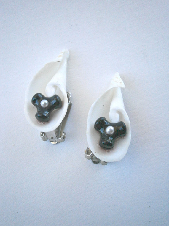 Свадьба - Vintage White Seashell Earrings Seed Pearl Bead Black Coral Spiral Swirl Cut Conch Shell Trumpet Calla Lily Lilies Bride Bridal Wedding