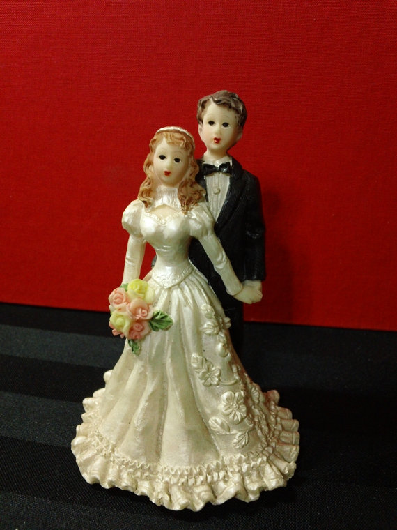 Hochzeit - Resin Bride & Groom wedding decor Figurine / Cake Topper
