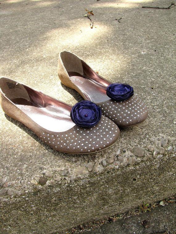 Свадьба - Shoe clips with handmade fabric flowers (set of 2 pcs )-  EGGPLANT PURPLE