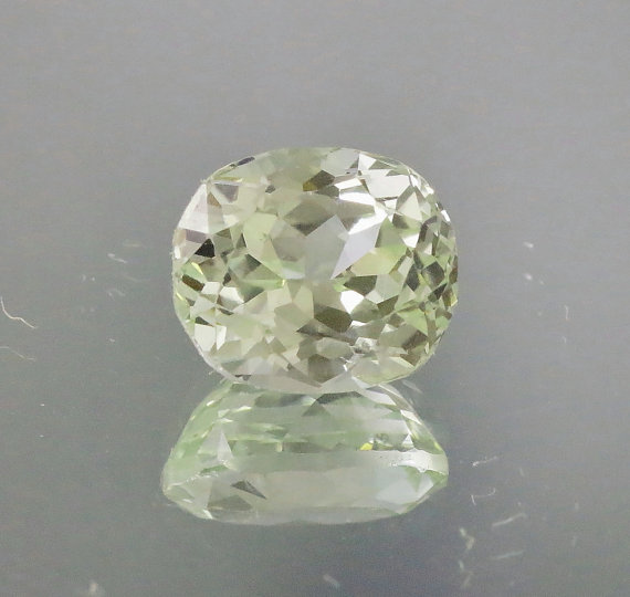 زفاف - Green Sapphire Cushion Shape 3.65 Carats  Loose Faceted Gemstone for Engagement Ring September Birthstone