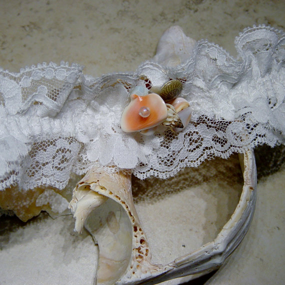 زفاف - Seashell Wedding Garter in White Vintage Lace