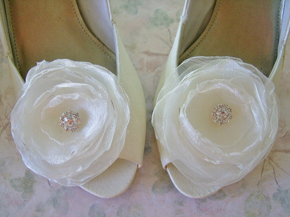Свадьба - Fabric flower shoe clips ivory organza shoe clips weddings, special occassion