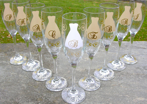 زفاف - Bride and Bridesmaids gift,  champagne glasses, Gold and ivory, Personalized wedding flutes. 1 flute includes title and date
