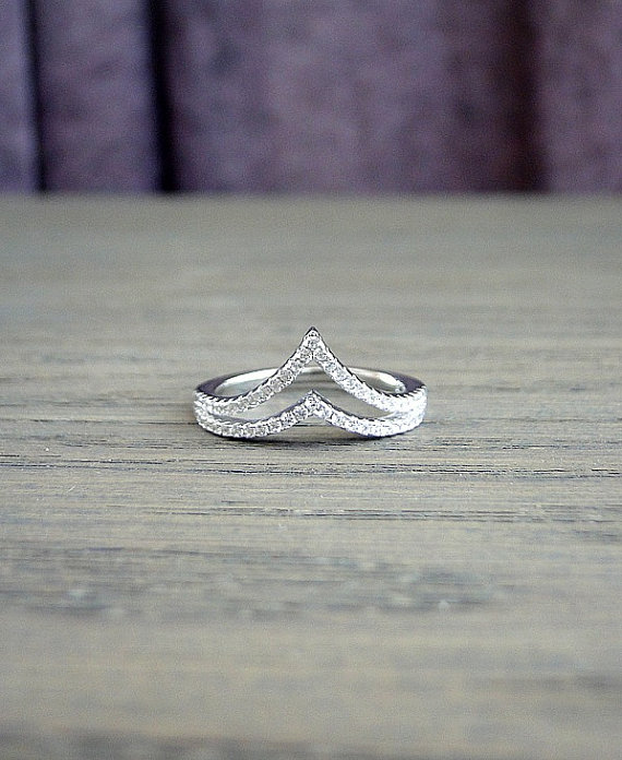 زفاف - Chevron sterling silver ring, white diamond engagement ring, modern bride ring, diamond ring, stacking silver band, tiny diamond ring