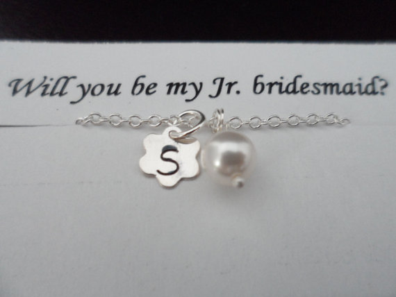 زفاف - SALE 15% OFF - Sterling Silver Initial Flower Charm and Pearl Bracelet -  Wedding Jewelry, Junior Bridesmaid, Bridesmaid Gift, Flower Girl