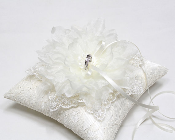 Hochzeit - Wedding Ring Pillow - Wedding Ring Bearer Pillow,  Flower Ring Pillow, Lace Ring Pillow, Ivory Ring Pillow