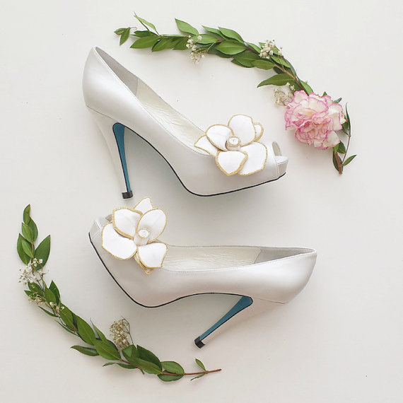 زفاف - Something Blue  White Peep Toe Bridal Wedding Shoes Pumps with Oversize Magnolia Flower Gold Chain Clip