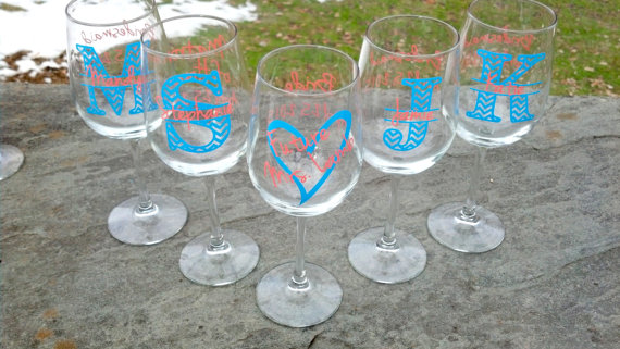 زفاف - Chevron monogram wine glasses.  Future mrs glass, bridesmaid glass, Wine glass with chevron monogram and name. Title and date on the back