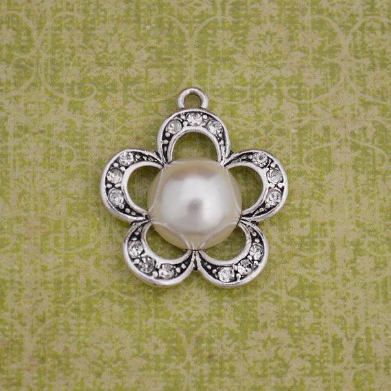 Свадьба - Set of 6 Pearl Flower Charms