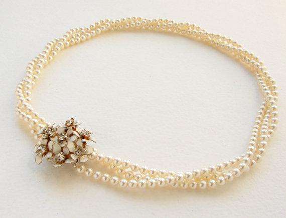 زفاف - White flower necklace, bridal necklace, beadwork, vintage enamel flower twisted beaded pearl necklace, wedding jewelry
