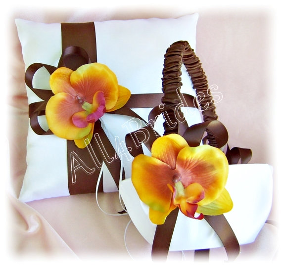 Свадьба - Chocolate Brown Burnt Orange Wedding Pillow and Basket - Fall weddings ring bearer pillow and flower girl basket ceremony decor