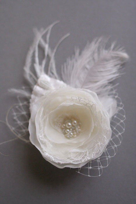 Wedding - Ivory Bridal Flower Hair Accessory Wedding Flower Fascinator Headpiece Bridal Flower Hairpiece Clip Lace Veil Feathers Pearls Vintage Style