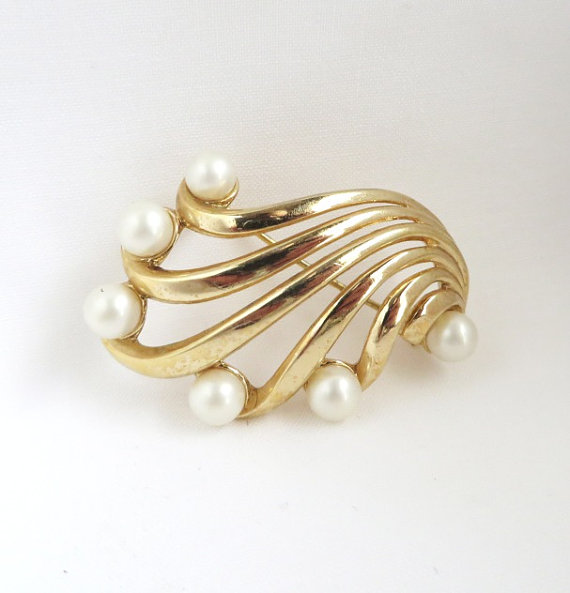 زفاف - Vintage Crown Trifari Gold Tone Brooch Pin with Faux Pearls, Bridal Jewelry