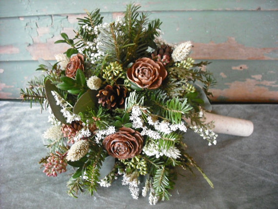 زفاف - Bridal bouquet made with fresh evergreens and pine cones with birch handle. For your winter woodland natural wedding.