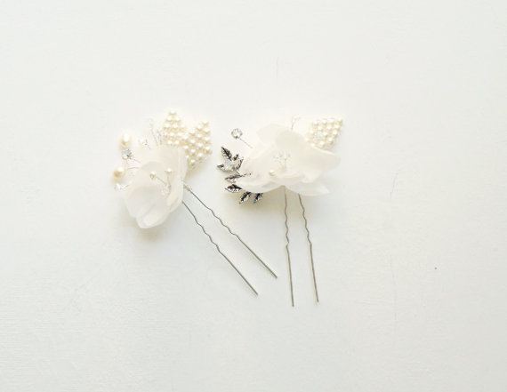 Свадьба - Silver bridal hair clip set, White flower clips, Bridal wedding hair pins, Silver wedding, Bride hair, Silver hair clips with white flowers