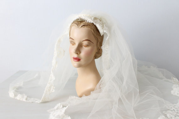 زفاف - Wedding Veil / Mantilla Veil / 1970s Wedding Veil / Blusher / Alcon Lace Trim