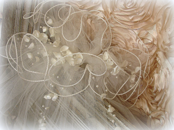 زفاف - fRothy confection vintage bridal veil . short bLusher veil . white on white lily of the valley and pearls