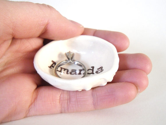 Свадьба - CUSTOM RING DISH personalized name initials monogram ceramic ring holder tea bag holder wedding gift bridal shower gift engagement gift idea