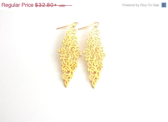 زفاف - Spring sale Gold lace dangle earrings,bridal gold earrings, minimalist earrings, delicate gold earrings, bridal earrings.