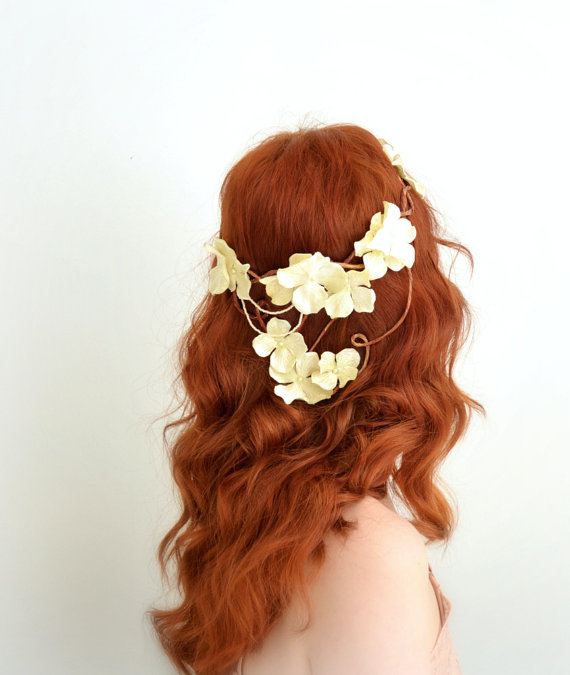 زفاف - Bridal crown, ivory floral headpiece, woodland circlet, wedding hair accessory - Diana